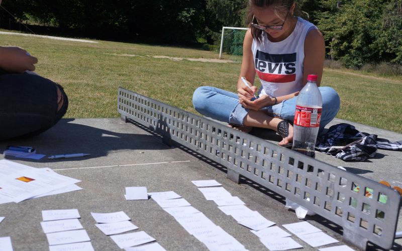 Karteikarten auf der Tischtennisplatte