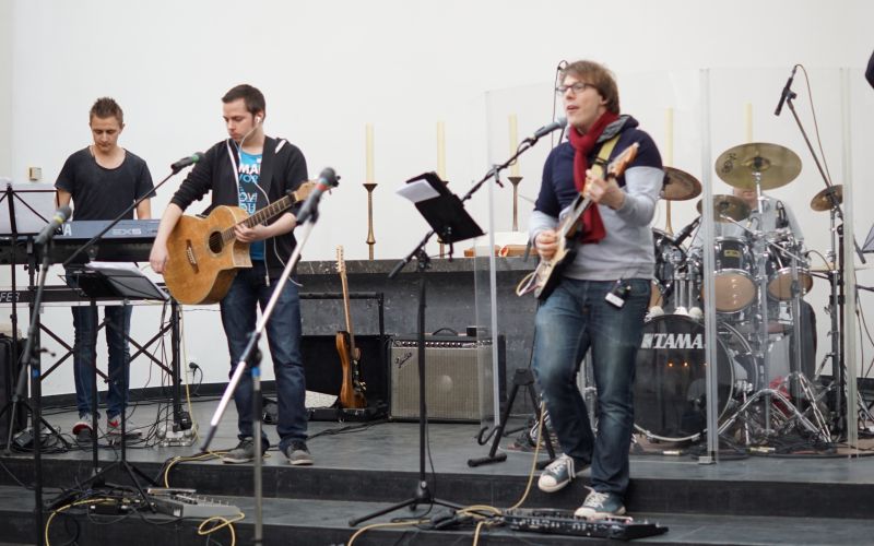 vorn in der Kirche